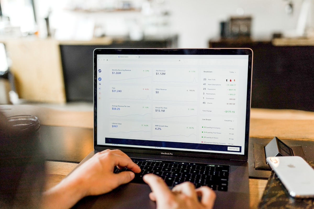 Freelancer al lavoro su un progetto tech
